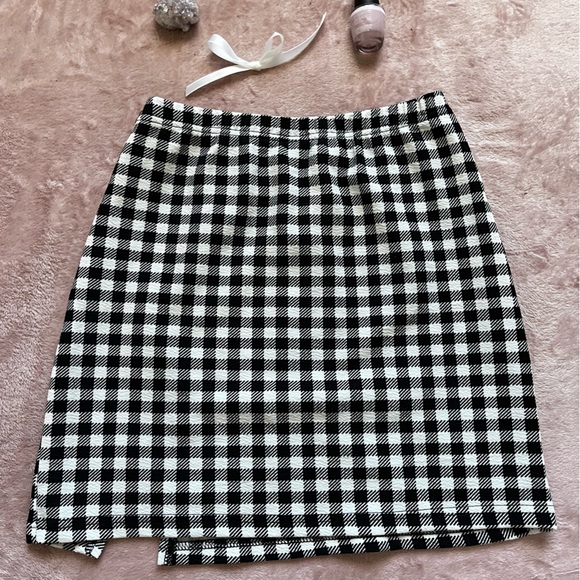 Checkered mini skirt 🤍🖤 - Picture 2 of 2
